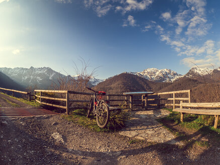 Spanien, Asturien, Kantabrisches Gebirge, Mountainbike in Berglandschaft - LAF02293