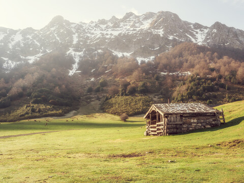 Spanien, Asturien, Kantabrisches Gebirge, Berghütte Refugio de Branagallones, lizenzfreies Stockfoto