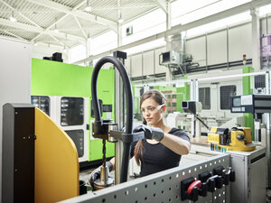 Junge Frau arbeitet an einer Maschine - CVF01138