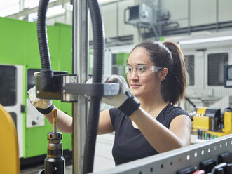 Young woman working on a machine - CVF01145