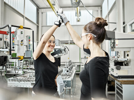 Zwei Frauen bei der Arbeit, High Five - CVF01153