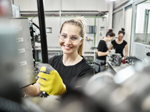 Drei Frauen arbeiten an Maschinen - CVF01165