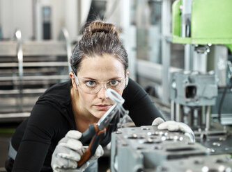 Junge Frau bei der Arbeit mit einer Zange - CVF01173