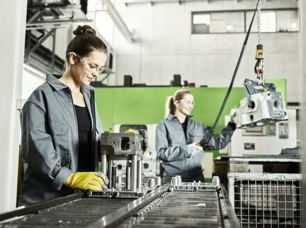 Zwei Frauen arbeiten an einer Maschine - CVF01176