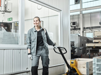 Industry, woman using pallet jack - CVF01177