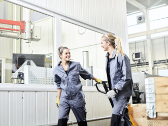 Industrie, Frauen mit Palettenhebern - CVF01180