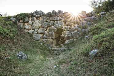 Griechenland, Straße von Nafplio, Arkadiko-Brücke im Gegenlicht - MAMF00649