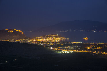 Griechenland, Nafplio, Stadtbild mit Palamidi-Festung zur blauen Stunde - MAMF00653