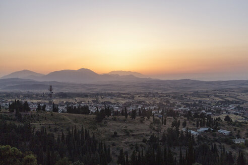 Griechenland, Theben, Ebene und Stadt bei Sonnenuntergang - MAMF00660