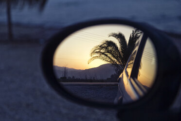 Griechenland, Spiegelung einer Palme im Außenspiegel eines Autos bei Sonnenuntergang - MAMF00662