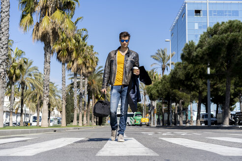 Spanien, Barcelona, Mann in der Stadt beim Gehen auf der Straße - AFVF02879