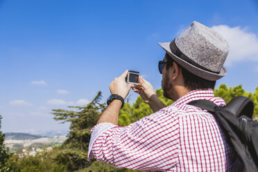 Italien, Le Marche, Loreto, mittelgroßer erwachsener Tourist, der eine Action-Cam am Aussichtspunkt benutzt - FLMF00192