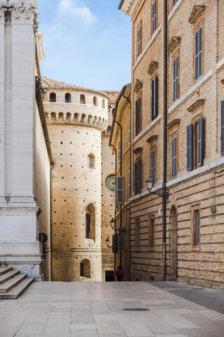 Italien, Marken, Loreto, Gasse neben der Basilica della Santa Casa, lizenzfreies Stockfoto