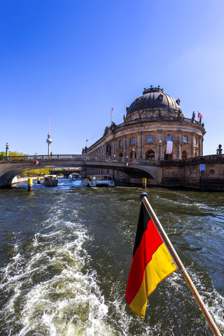 Deutschland, Berlin, Bode-Museum und deutsche Flagge auf Ausflugsschiff auf der Spree, lizenzfreies Stockfoto