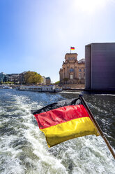 Deutschland, Berlin, Reichstag und deutsche Flagge auf Ausflugsschiff auf der Spree - PUF01418