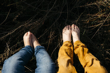 Füße eines kleinen Mädchens und ihres älteren Bruders in der Natur, Nahaufnahme - JRFF03201