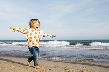 Glückliches kleines Mädchen läuft barfuß am Strand - JRFF03202