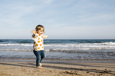 Happy little girl running barefoot on the beach - JRFF03204