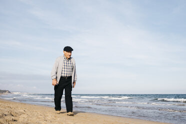 Älterer Mann, der im Frühling am Strand spazieren geht - JRFF03211