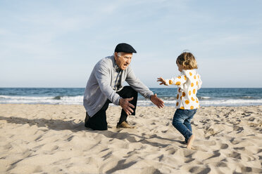 Großvater spielt mit seiner kleinen Enkelin am Strand - JRFF03213