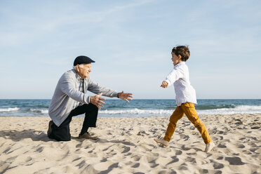 Großvater spielt mit seinem Enkel am Strand - JRFF03215