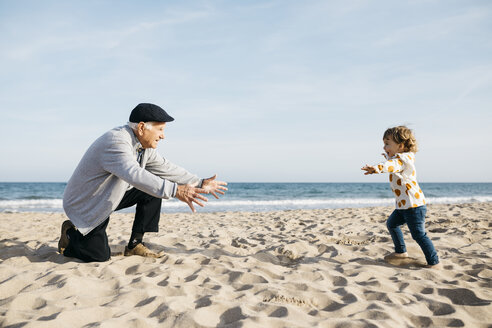 Großvater spielt mit seiner Enkelin am Strand - JRFF03217