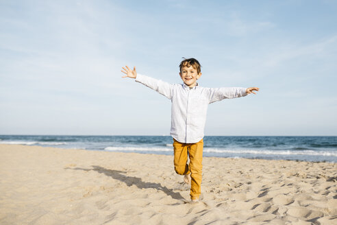 Porträt eines glücklichen kleinen Jungen, der am Strand läuft - JRFF03226
