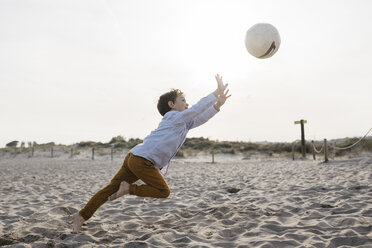 Kleiner Junge spielt Fußball am Strand - JRFF03234