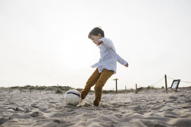 Kleiner Junge spielt Fußball am Strand und kickt den Ball - JRFF03237