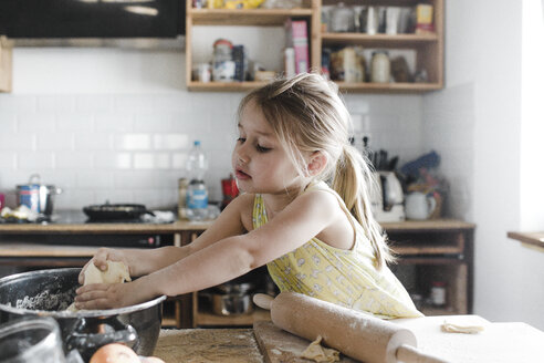Kleines Mädchen rollt Teig in der Küche aus - KMKF00907