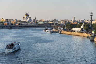 Russland, Moskau, Blick über die Stadt und den Fluss Moskwa bei Sonnenuntergang - RUN01964