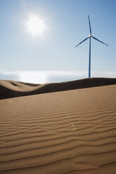 Windkraftanlage am sonnigen Strand - BLEF02132
