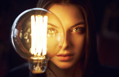 Gesicht einer kaukasischen Frau, beleuchtet von einer Energiesparlampe - BLEF02137
