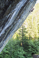 Kaukasischer Junge klettert auf Felsen - BLEF02144