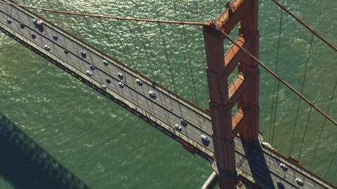 Luftaufnahme von Autos auf der Brücke, lizenzfreies Stockfoto