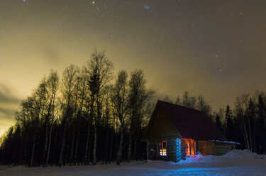 Lichtglut in abgelegener Hütte im Winter - BLEF02218