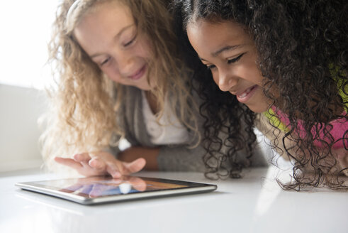 Lächelnde Mädchen mit digitalem Tablet - BLEF02295
