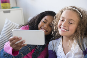 Lächelnde Mädchen posieren für Handy-Selfie - BLEF02301