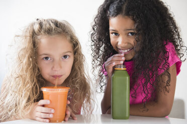 Girls drinking healthy smoothies - BLEF02313
