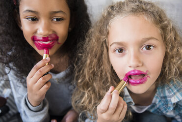 Mädchen tragen unordentlichen Lippenstift auf - BLEF02322