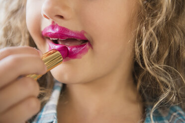 Kaukasisches Mädchen trägt unordentlichen Lippenstift auf - BLEF02324