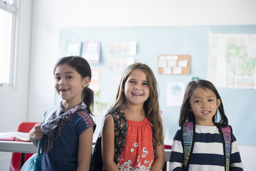 Porträt von lächelnden Mädchen im Klassenzimmer - BLEF02363