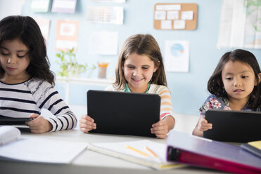 Mädchen nutzen digitale Tablets im Klassenzimmer - BLEF02374