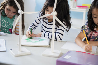 Mädchen lernen im Klassenzimmer über Windmühlen und Recycling - BLEF02379