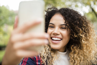 Mixed Race Frau posiert für Handy-Selfie - BLEF02403