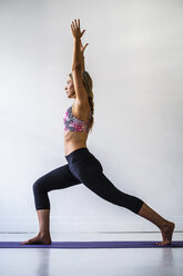 Gemischtrassige Frau dehnt sich in Yoga-Pose - BLEF02419