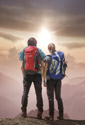 Kaukasische Wanderer auf dem Berg bewundern den Sonnenuntergang - BLEF02420