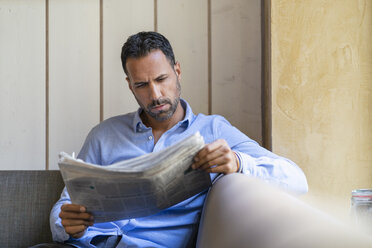 Geschäftsmann sitzt und liest Zeitung - DIGF06947