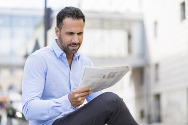 Geschäftsmann beim Zeitungslesen in der Stadt - DIGF06958