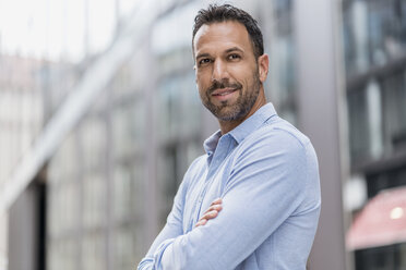 Portrait of confident businessman in the city - DIGF06967